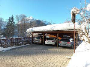 un garaje con coches aparcados en la nieve en Apartment Jakelj, en Kranjska Gora