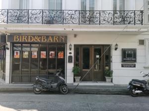 Double Bed Hotel في بانكوك: اثنين من الدراجات البخارية كانا متوقفين أمام مبنى