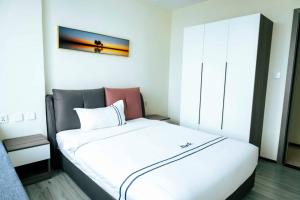 Postel nebo postele na pokoji v ubytování Nyarutarama Golf Apartment by Rose Garden