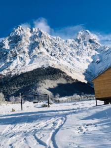 Ushba Cottages om vinteren