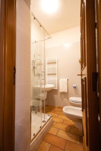 baño con 2 aseos y ducha acristalada en Hotel Tornielli 9, en Novara