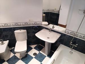 サラマンカにあるJardines de la Muralla FREE PARKINGのバスルーム(トイレ、洗面台、バスタブ付)