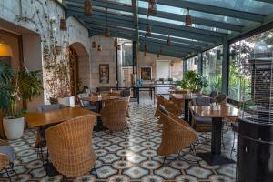 Area lounge atau bar di Guest House Hotel Amman by FHM