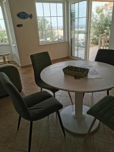 una sala da pranzo con tavolo, sedie e finestre di La Casa Amarilla a La Pared