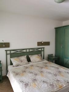 una camera da letto con un grande letto con un copriletto floreale di La Casa Amarilla a La Pared