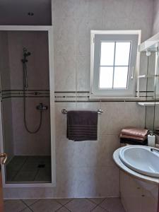 bagno con doccia e lavandino di La Casa Amarilla a La Pared