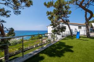 vistas al océano desde el balcón de una casa en Icarus Luxury Beachfront Villa, en Gialiskari