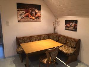 comedor con mesa de madera y sillas en Ferienwohnung Ober Widdersheim en Nidda