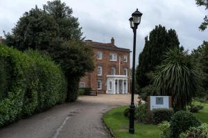 una luz de la calle frente a un edificio de ladrillo en Highfield Park, en Hook