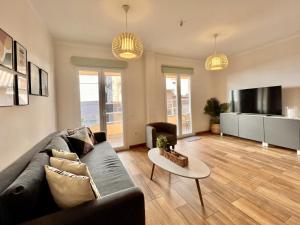 Televízia a/alebo spoločenská miestnosť v ubytovaní Downtown apartment by United renters