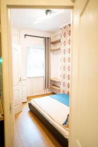 Кровать или кровати в номере Apartment of Közraktár