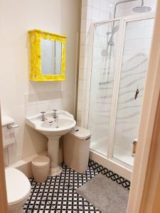 bagno bianco con lavandino e doccia di TWO BEDROOM Private development & concierge a Plymouth