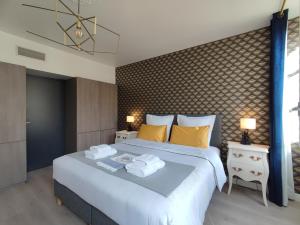 Posteľ alebo postele v izbe v ubytovaní LE MARQUIS - T3 Standing 100m2 250 mètres du Port