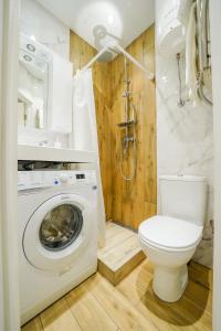 ein Badezimmer mit einer Waschmaschine und einem WC in der Unterkunft MYFREEDOM Апартаменти Залізничний Вокзал in Kiew