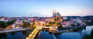 Výhled na řeku, která protéká v blízkosti hotelu