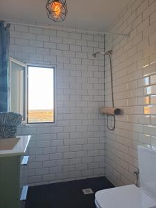 łazienka z toaletą i oknem w obiekcie Apartamento CANELA w mieście Isla Canela +37 zdjęć