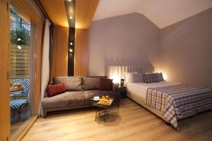 sala de estar con cama y sofá en Dosso Dossi Hotels Laleli en Estambul