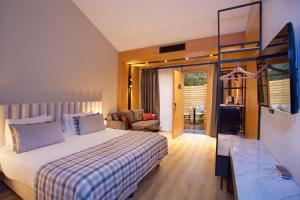 Dosso Dossi Hotels Laleli في إسطنبول: غرفة نوم مع سرير وغرفة معيشة
