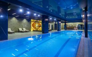 ein großer Swimmingpool in einem Hotel in der Nacht in der Unterkunft Mercure Tashkent in Taschkent