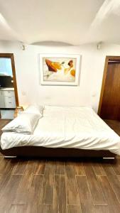 Bett in einem Schlafzimmer mit Wandgemälde in der Unterkunft Ultracentral Apartment in Arad