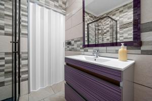 ein Badezimmer mit Waschbecken und Spiegel in der Unterkunft Salou Beach 1 in La Pineda