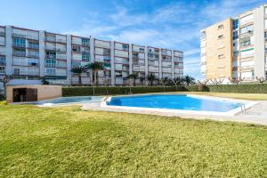 Der Swimmingpool an oder in der Nähe von Salou Beach 1