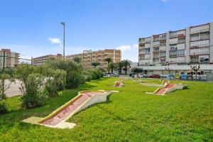 Ein Garten an der Unterkunft Salou Beach 1