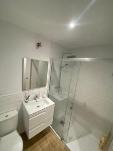 uma casa de banho com um chuveiro, um WC e um lavatório. em Islantilla Luxury em Isla Cristina
