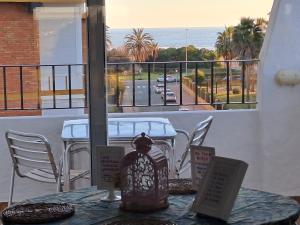 stół z widokiem na ocean z balkonu w obiekcie Apartamento CANELA w mieście Isla Canela