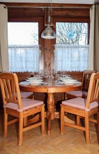 Appartement Bärhof في إنسبروك: غرفة طعام مع طاولة وكراسي خشبية