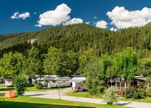 einen Campingplatz mit einem Berg im Hintergrund in der Unterkunft Hotel Brunner - Reiteralm in Schladming