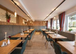 rzędu stołów i krzeseł w restauracji w obiekcie Hotel Brunner - Reiteralm w Schladming