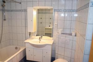 ein Badezimmer mit einem Waschbecken, einem WC und einer Badewanne in der Unterkunft Appartement Bärhof in Innsbruck