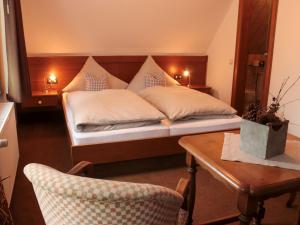 - une chambre avec un lit, une table et une chaise dans l'établissement Landschaftsgasthaus Schanze 1, à Schmallenberg