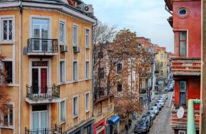 uma vista para uma rua da cidade com edifícios em 1BD Nest in the heart of a traditional Sofia em Sófia