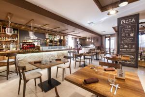 Lounge nebo bar v ubytování Bhotel