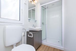 Kúpeľňa v ubytovaní Albatross Mobile Homes on Camping Cala Canyelles