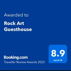 uma imagem de uma casa de hóspedes de arte rock com um ecrã azul em Rock Art Guesthouse em Witbank