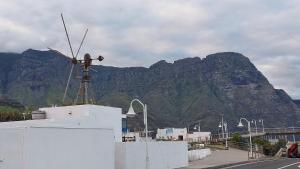 A general mountain view or a mountain view taken from Az apartmant