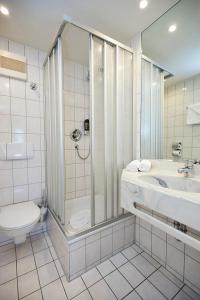 W łazience znajduje się prysznic, toaleta i umywalka. w obiekcie ERCK- Flair Hotel & Restaurant w mieście Bad Schönborn