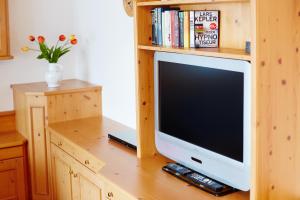 Et tv og/eller underholdning på Alpenflair Ferienwohnungen Whg 202