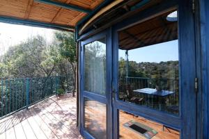 eine überdachte Veranda mit einem Tisch auf einer Terrasse in der Unterkunft היורטוב במתת in Mattat + 20 Fotos