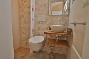 ein Badezimmer mit Toilette und Waschbecken in der Unterkunft Rebecca historic residence in Otranto in Otranto