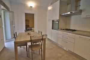 eine Küche mit Tisch und Stühlen in einem Zimmer in der Unterkunft Rebecca historic residence in Otranto in Otranto + 25 Fotos