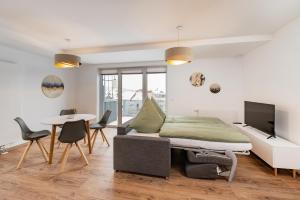 1 dormitorio con 1 cama, mesa y sillas en EASYLIFE - Apartment Relax, en Eisenach