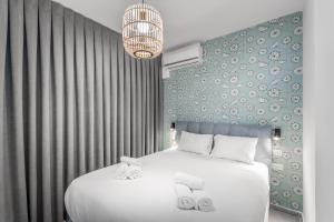 - une chambre avec un lit et 2 serviettes dans l'établissement GORDON APPART HOTELs, à Tel Aviv