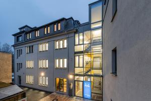 un gran edificio con muchas ventanas en una calle en EASYLIFE - Apartment Relax, en Eisenach