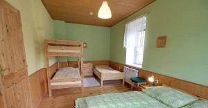 Postel nebo postele na pokoji v ubytování chalupa Loučná nad Desnou