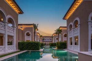 Bazén v ubytování Club Privé By Rixos Saadiyat nebo v jeho okolí