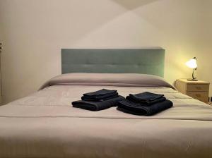 - un lit avec 3 serviettes assises au-dessus dans l'établissement Casa Ester, à Preganziol